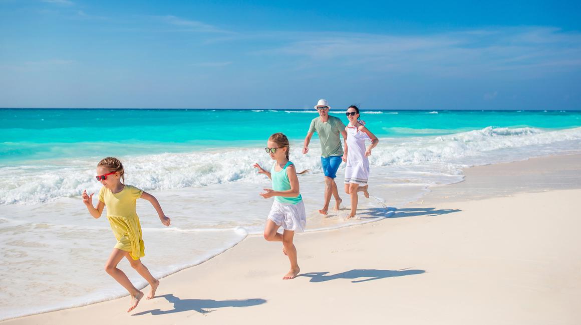 rodzina, dzieci biegną, rodzice za nimi, na plaży
