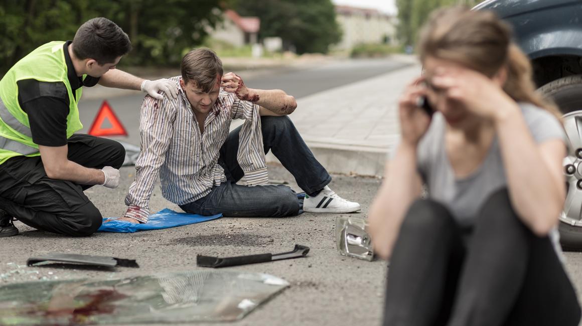 wypadek drogowy, poszkodowani, kobieta dzwoni