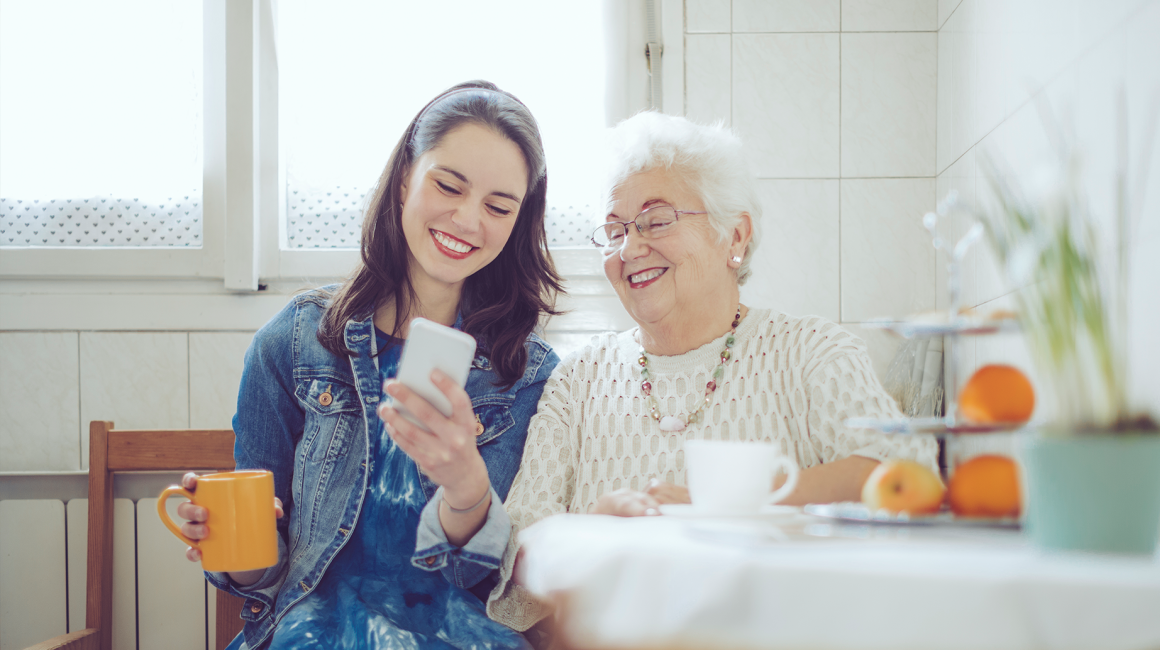 wnuczka z komórką  w kuchni z babcią