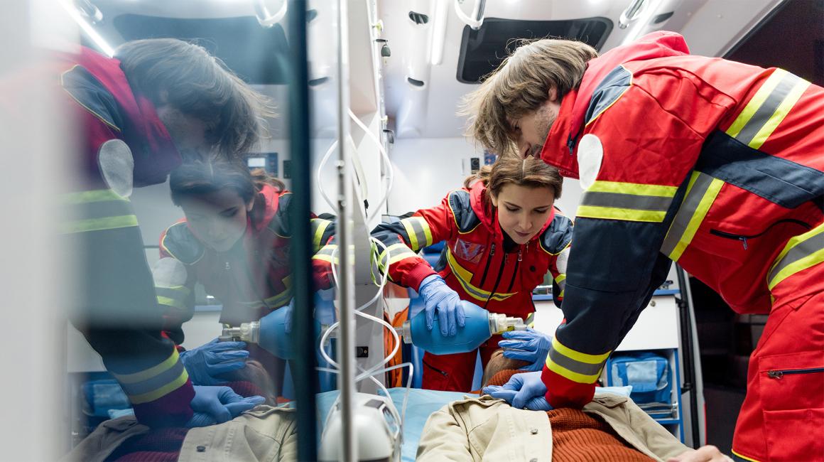 ratownicy udzielający pomocy