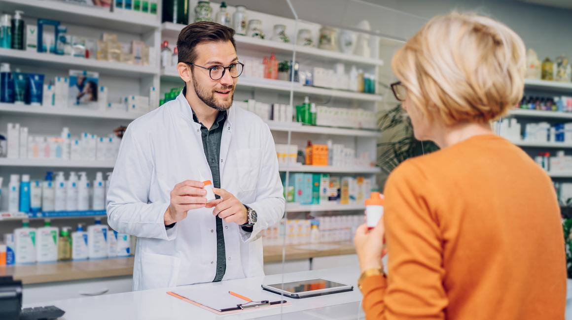 Farmaceuta wydaje leki