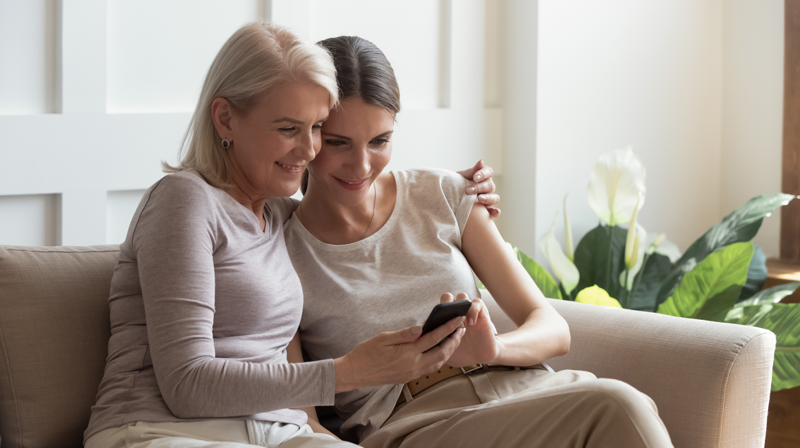 Matka z córką oglądają coś w komórce