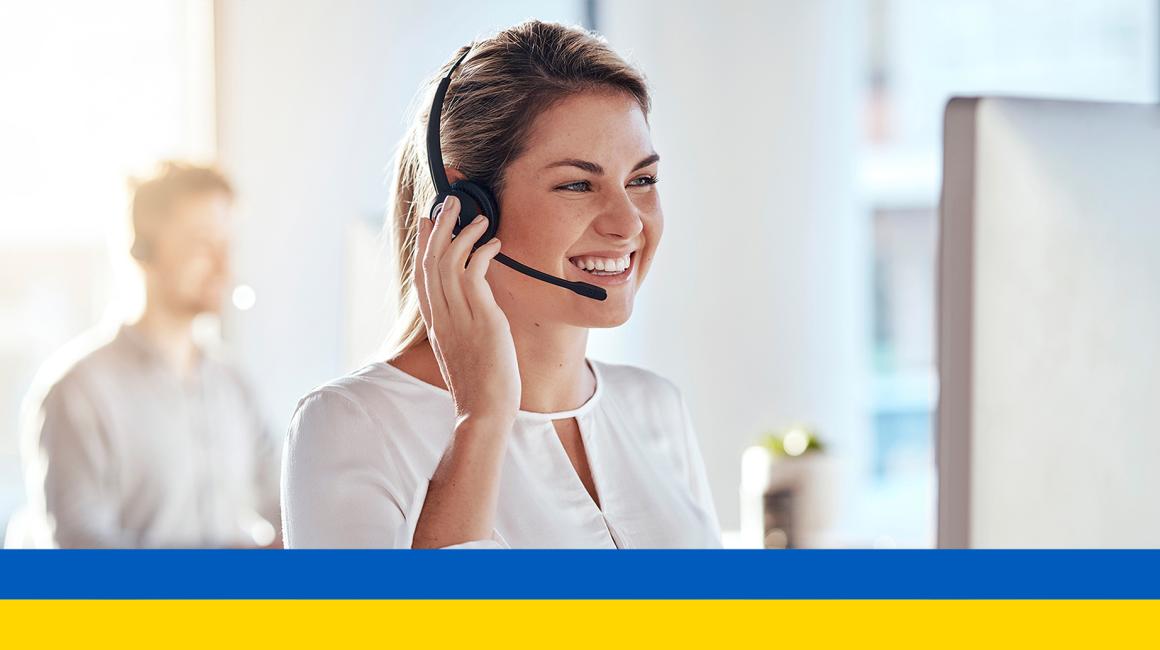 młoda kobieta na infolinii, na dole pasek flagi Ukrainy