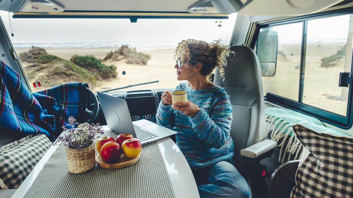 w kamperze z komputerem