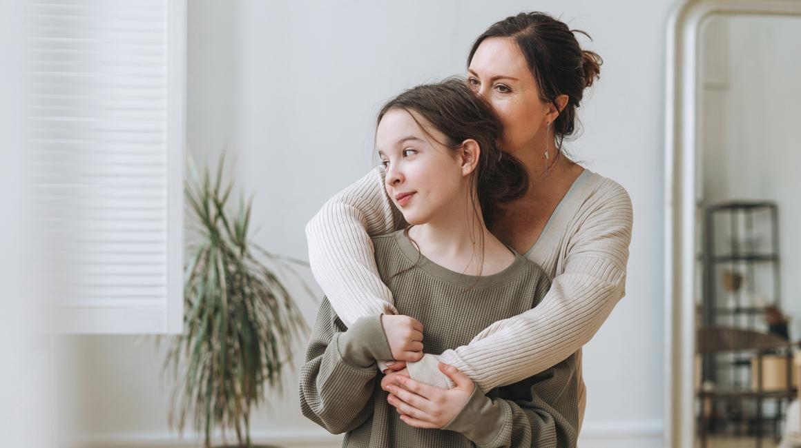 Matka obejmująca nastoletnią córkę