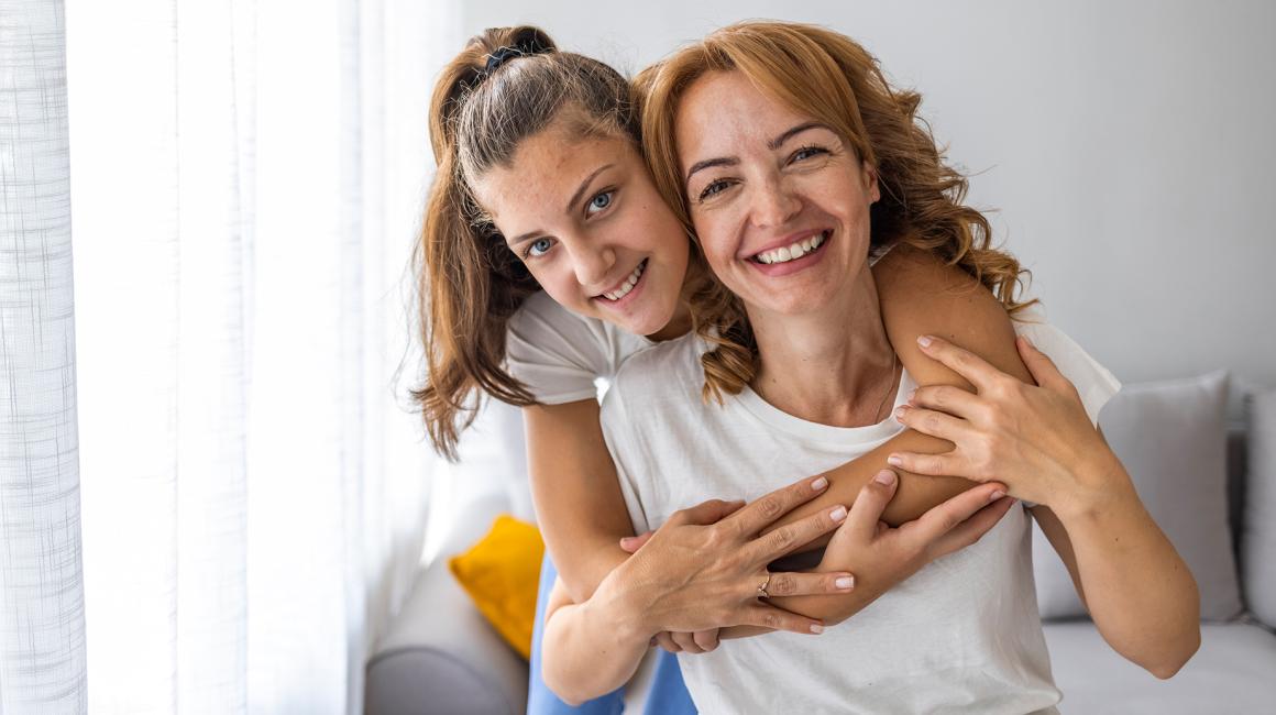 Nastoletnia córka obejmuje matkę