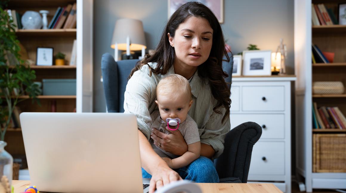 matka z dzieckiem na kolanach przed laptopem