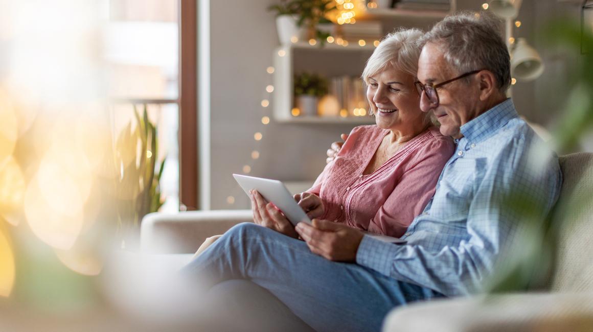 para z tabletem, w tle choinkowe lampki