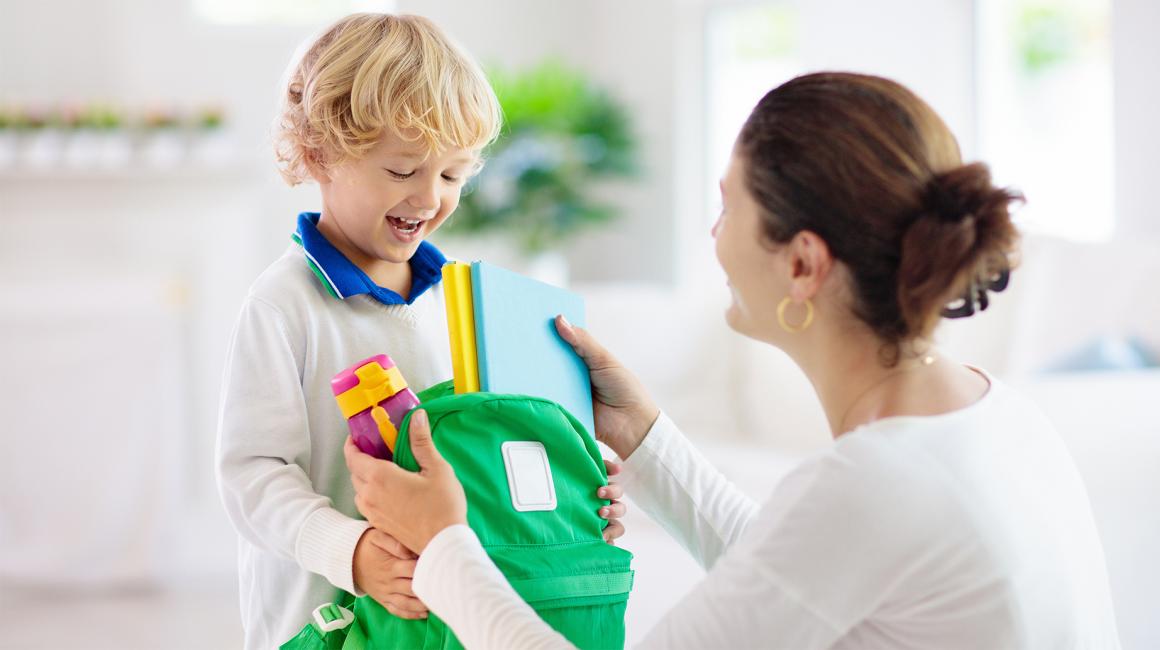 Mama daje 7latkowi tornister