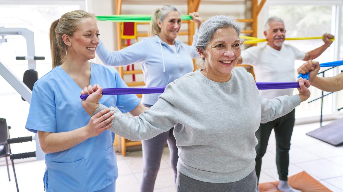 Seniorzy ćwiczący z taśmami