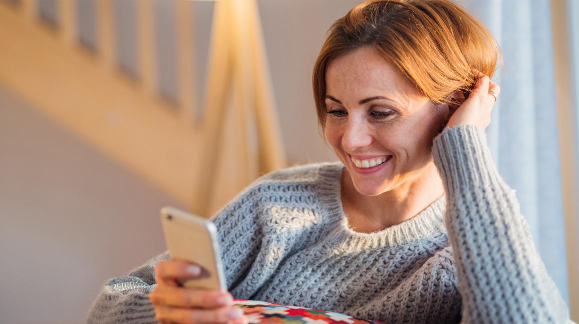 uśmiechnięta kobieta z telefonem 