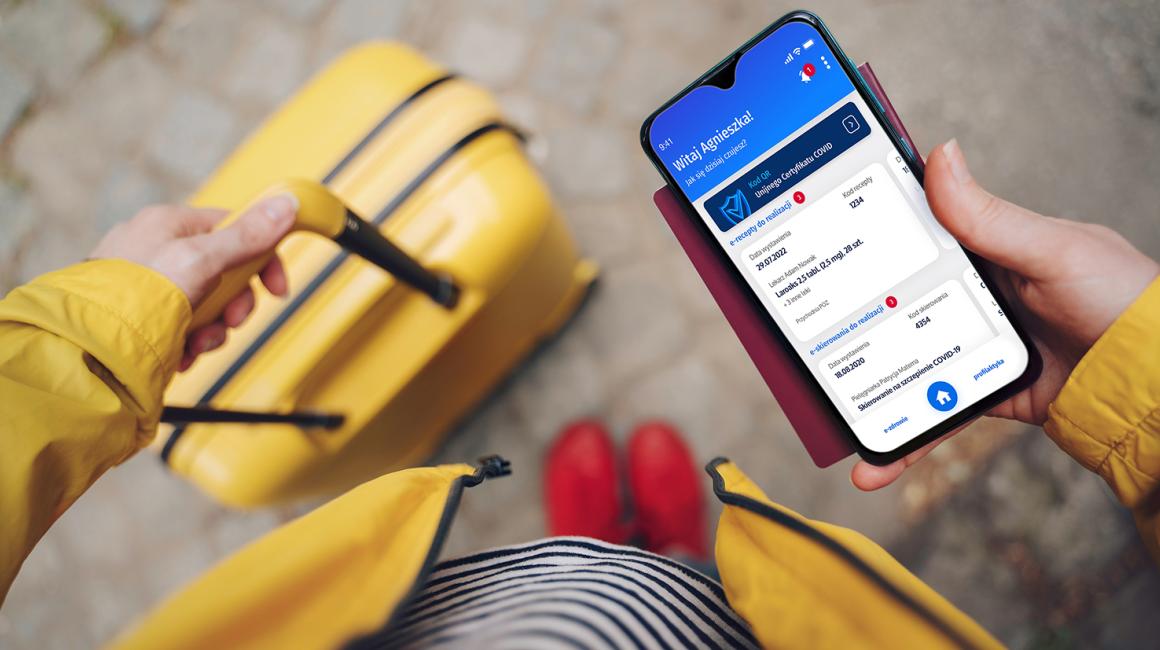 recepta na telefonie na tle walizki