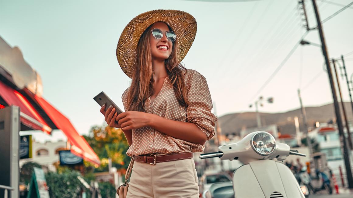 Kobieta w dużym kapeluszu w miasteczku w tle markiza, jakiś stragan