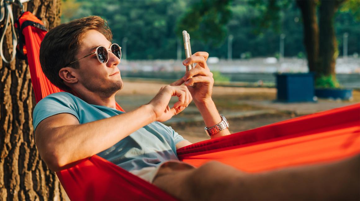 mężczyzna w hamaku w lesie