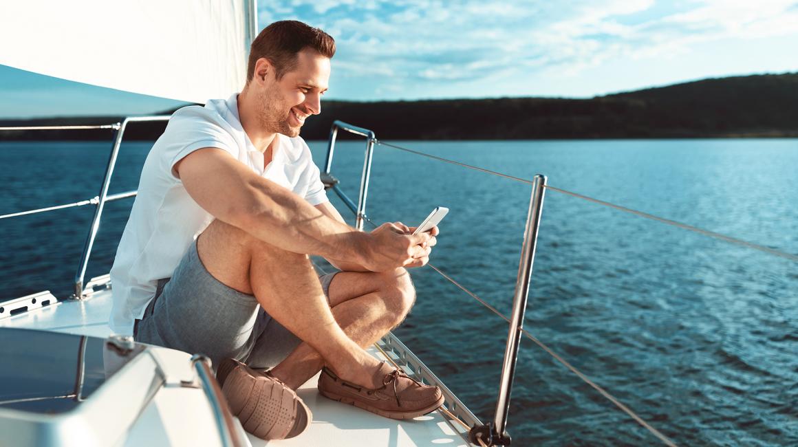 mężczyzna na łodce z komórką