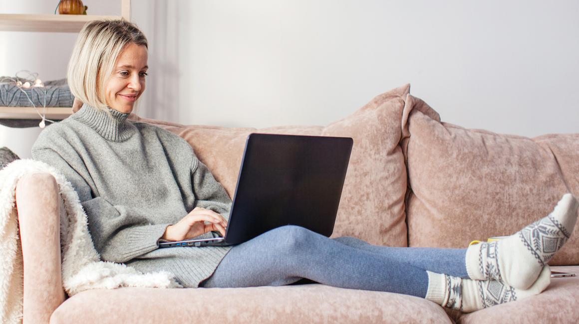 Kobieta z laptopem na kanapie