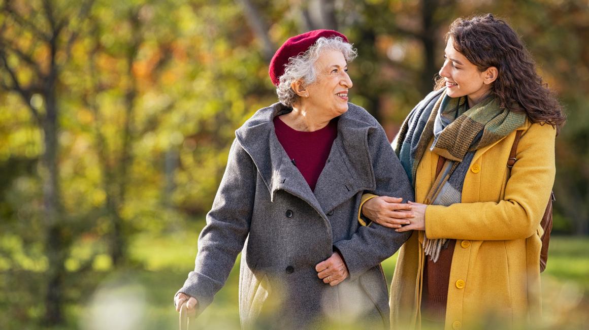 Młodsza i starsza kobieta idą na jesienny spacer