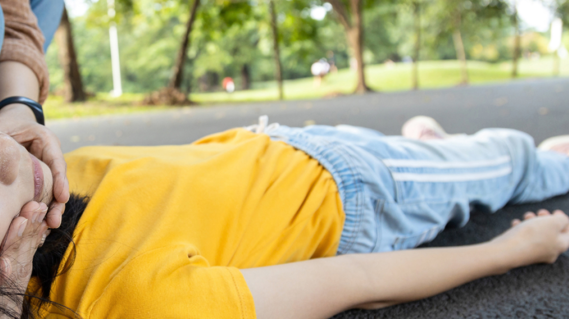 Nieprzytomna kobieta leży.