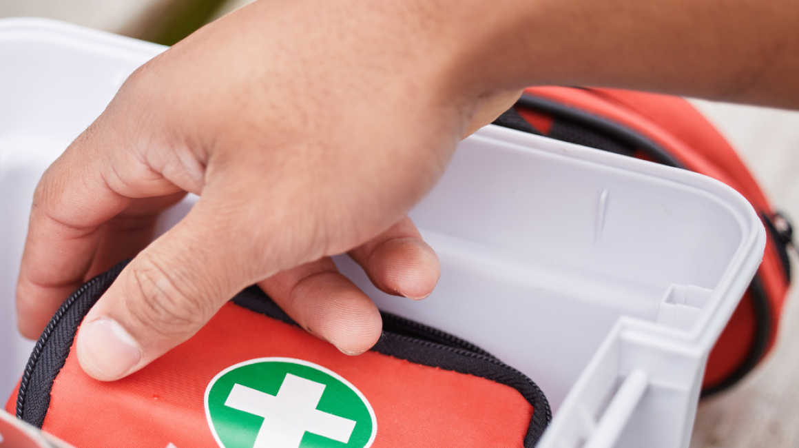 ręka mężczyzny i apteczka