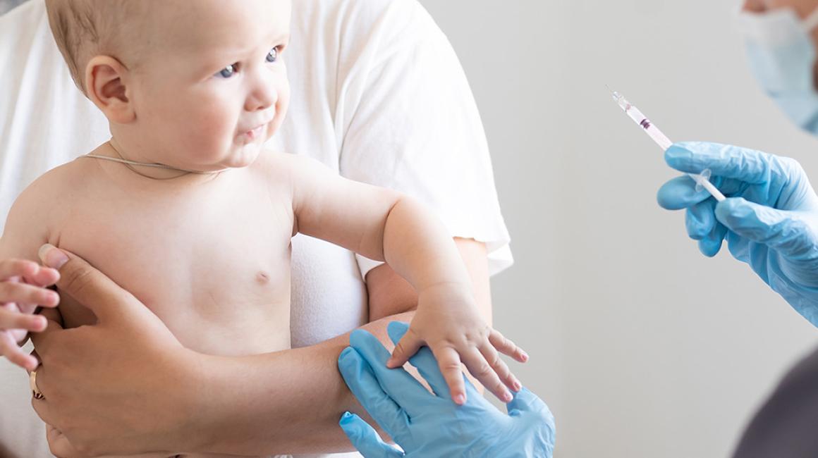 Bobas i pielęgniarka ze strzykawką.