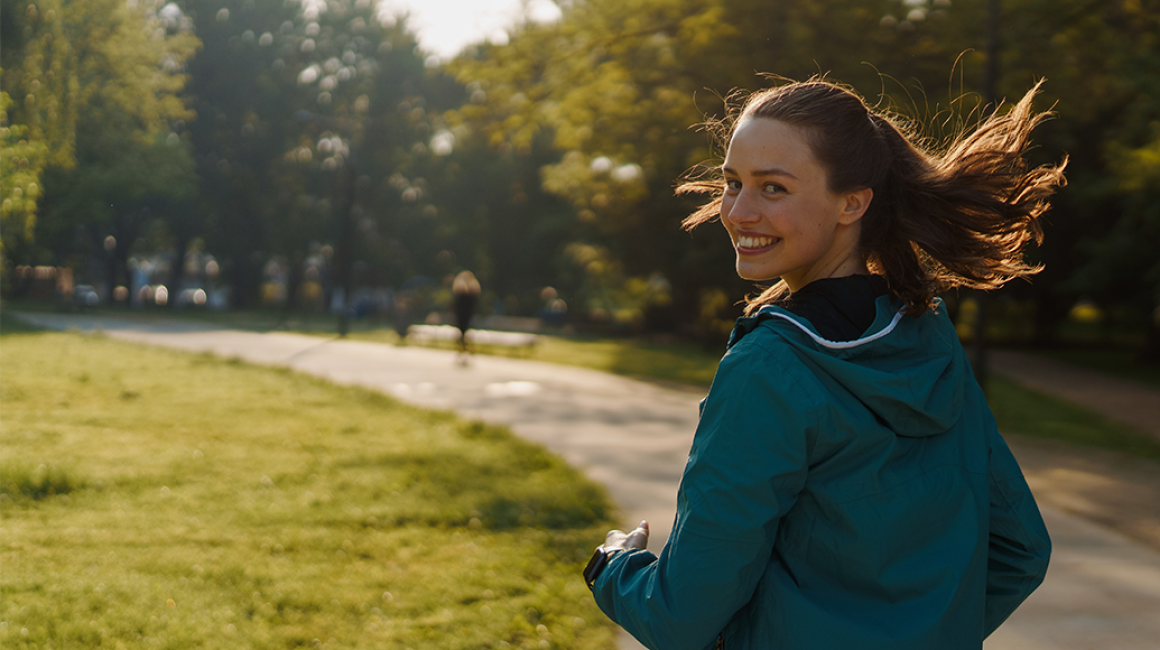Kobieta biegnie przez park