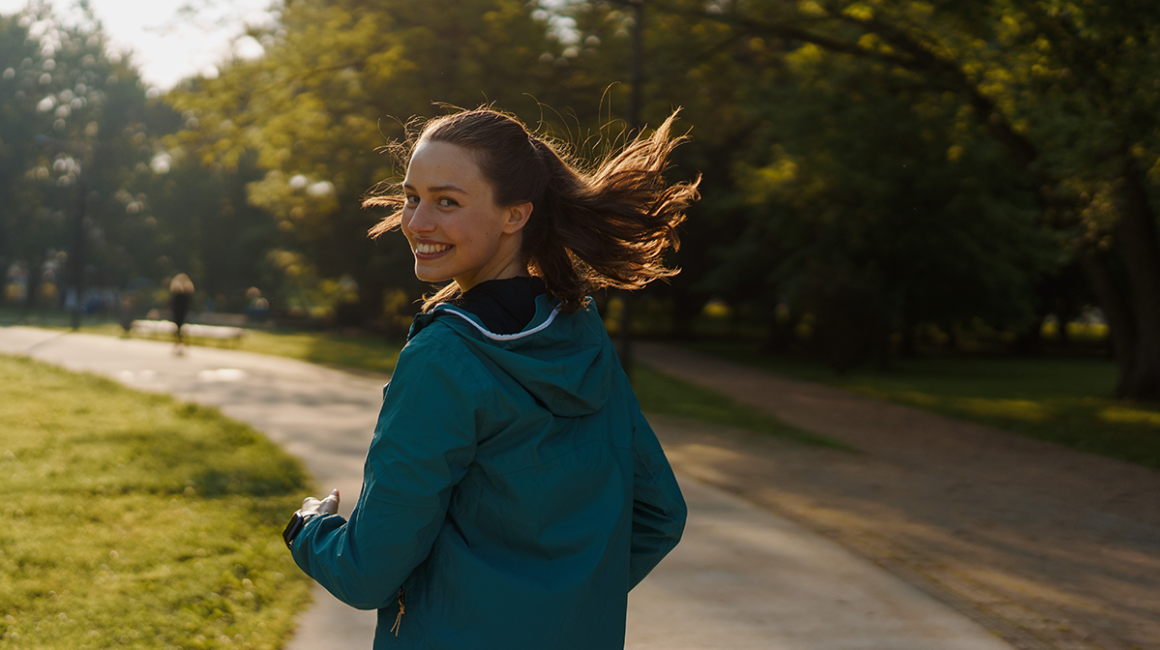 Kobieta biegnie przez park