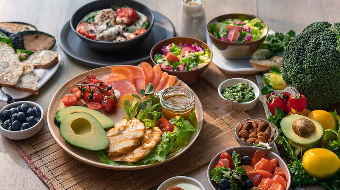 talerze ze zdrowym jedzeniem