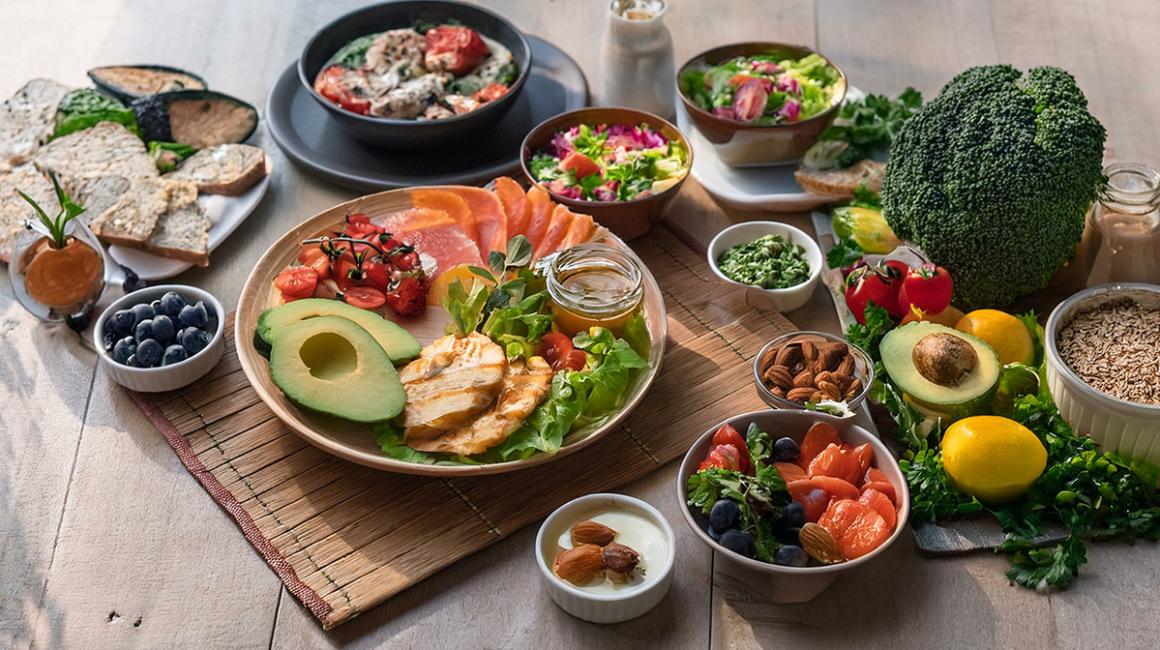 talerze ze zdrowym jedzeniem