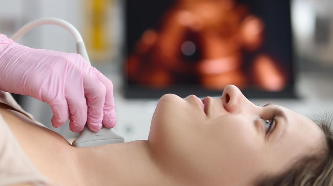 kobieta ma usg tarczycy