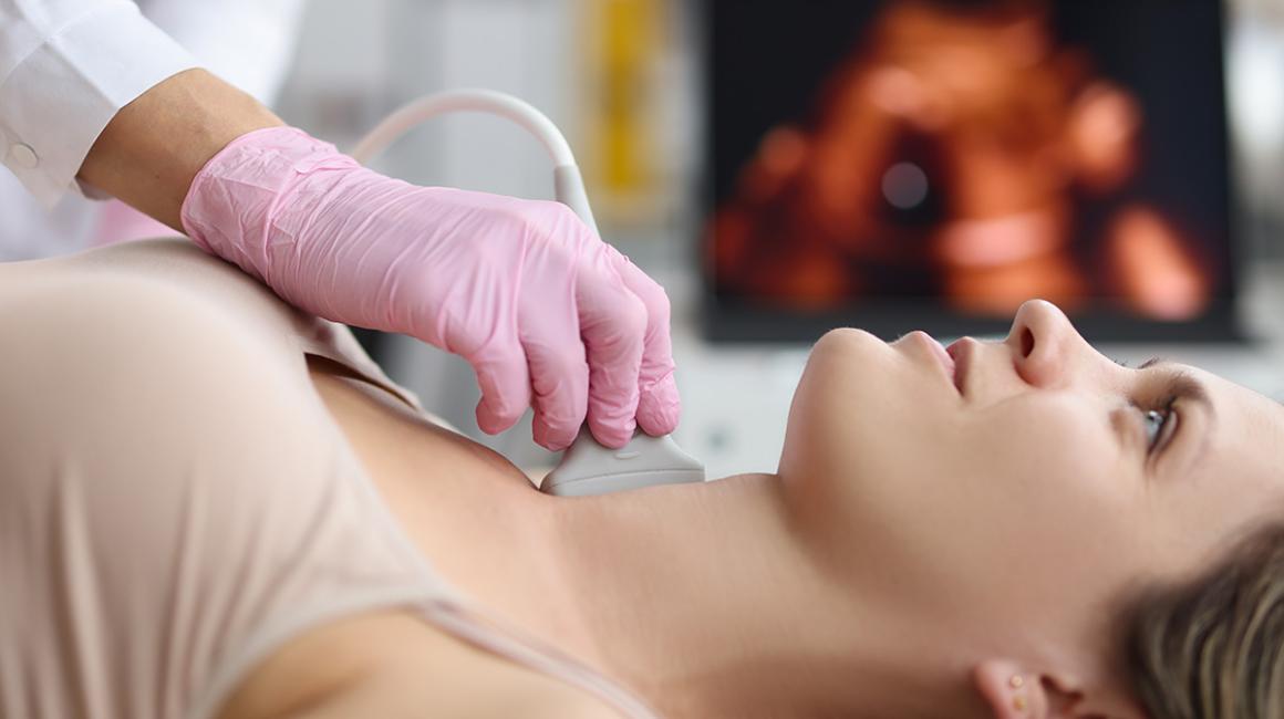 kobieta ma usg tarczycy