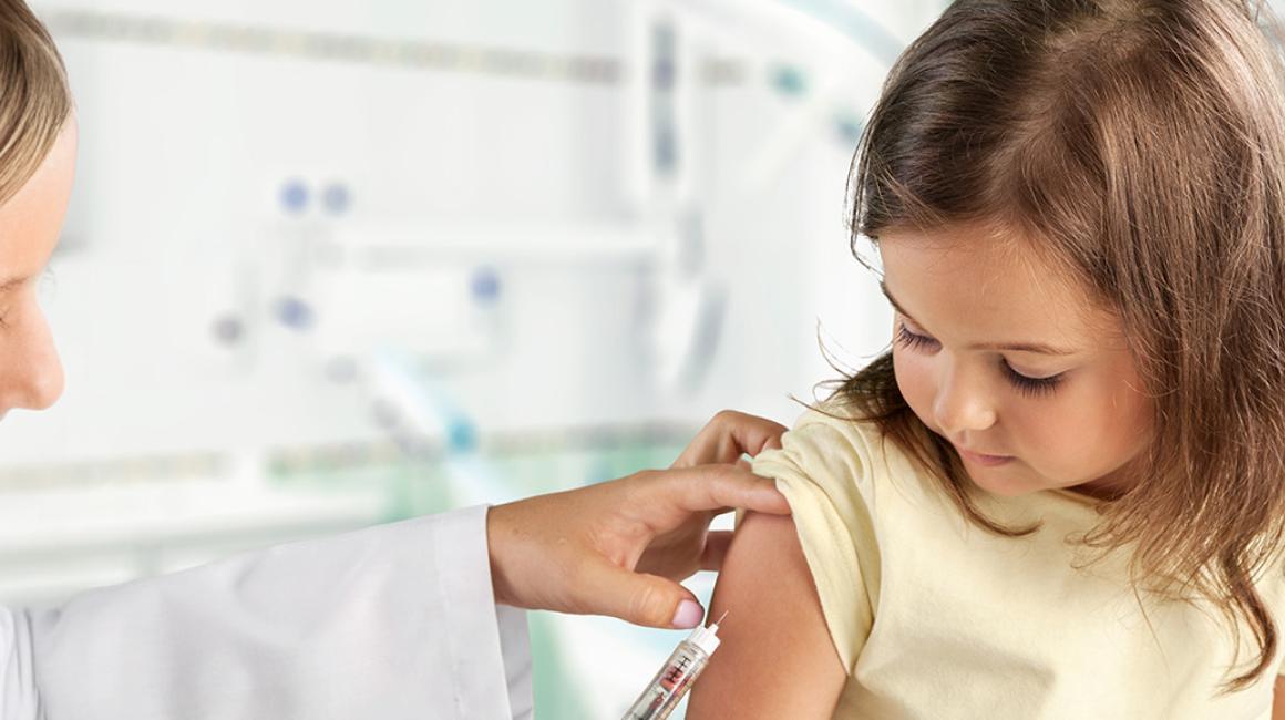 Szczepienie dziewczynki