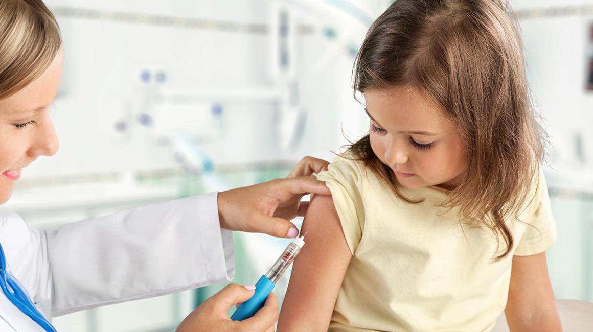 Szczepienie dziewczynki