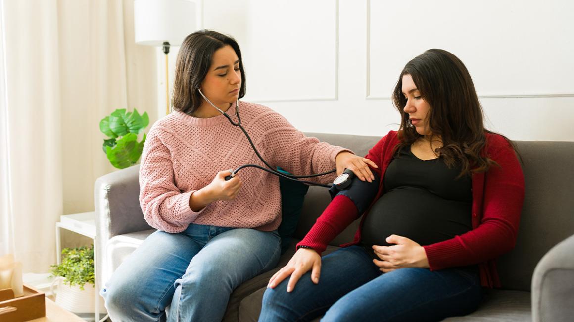 Kobieta mierzy ciśnienie ciężarnej