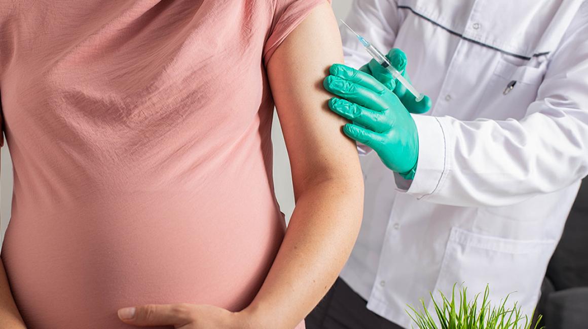 Kobieta w ciąży w trakcie szczepienia