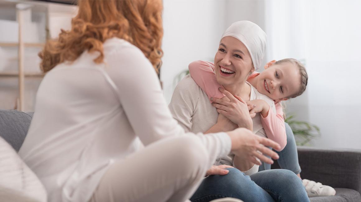 Chora kobieta w domu z rodziną