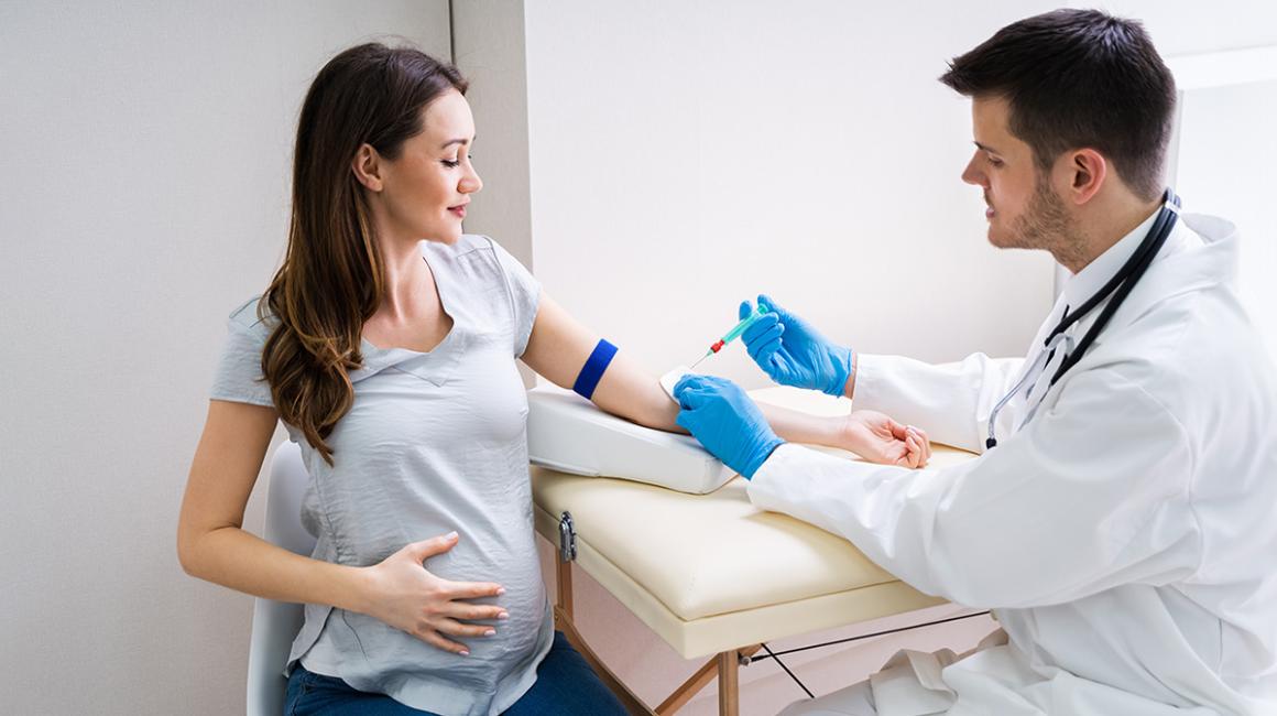 Kobiet w ciąży ma pobieraną krew