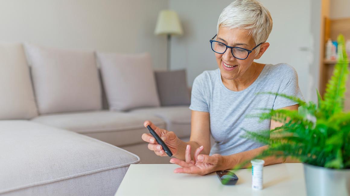 kobieta bada poziom cukru