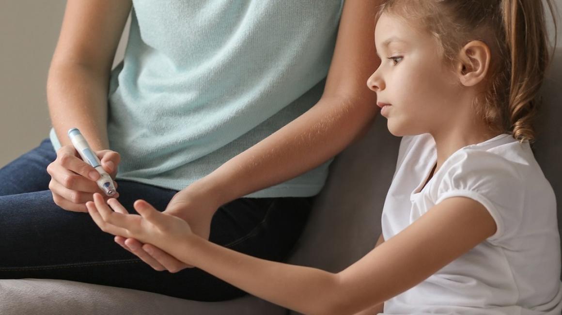 dziewczynka ma badanie glukometrem