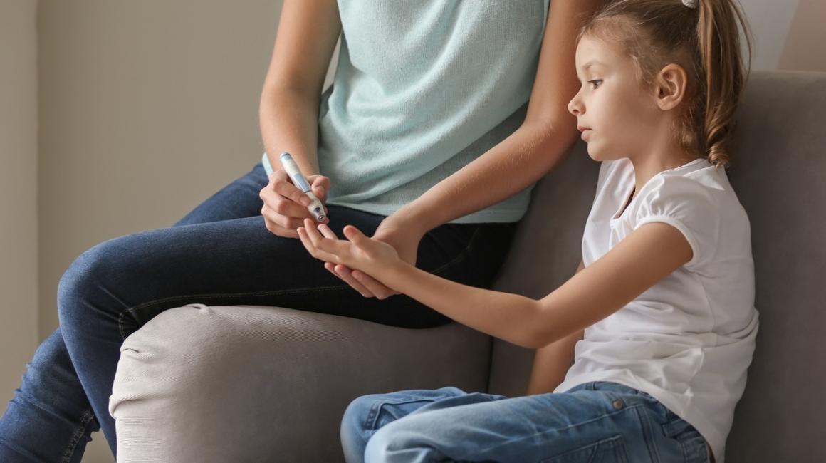 dziewczynka ma badanie glukometrem