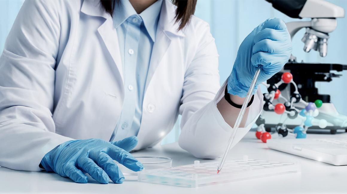 laborantka trzyma próbkę