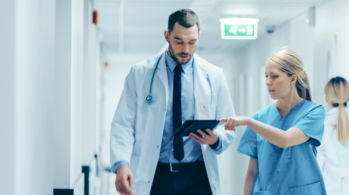 Dwoje lekarzy na korytarzu szpitala