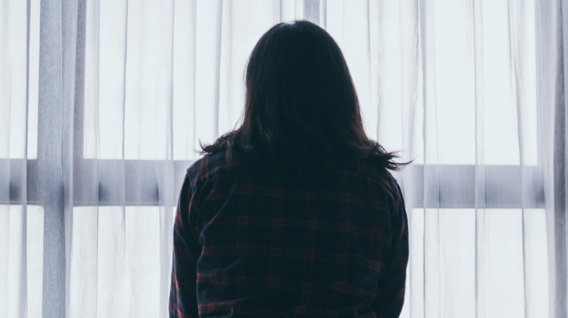 kobiety siedzi w ciemnym pokoju