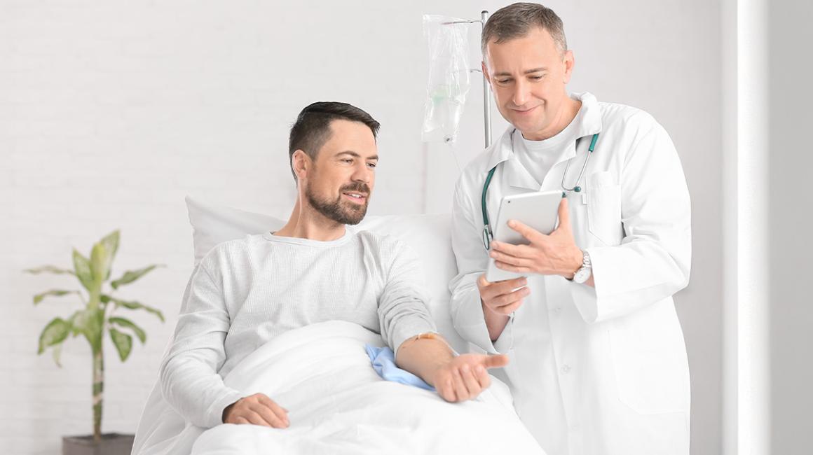 Mężczyzna z lekarzem