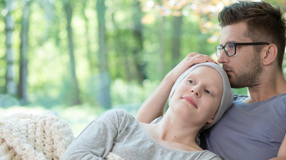 kobieta w chustce na glowie i mężczyzna na sofie