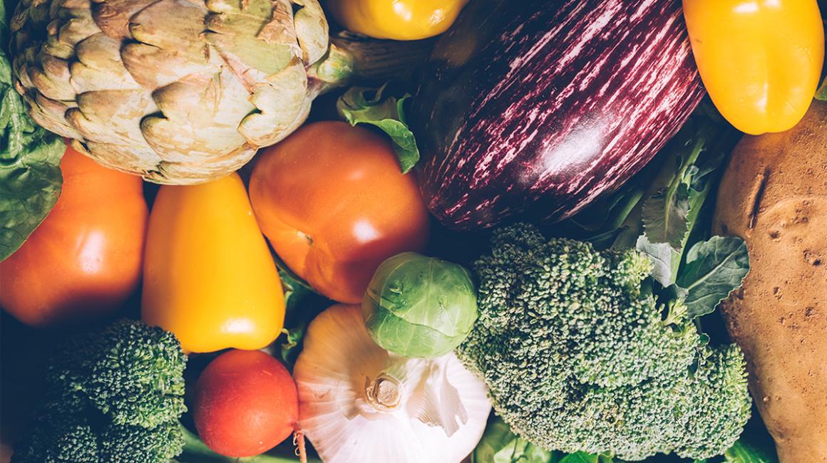 warzywa w zbliżeniu: papryka, brokuł, bakłażan, pomidor