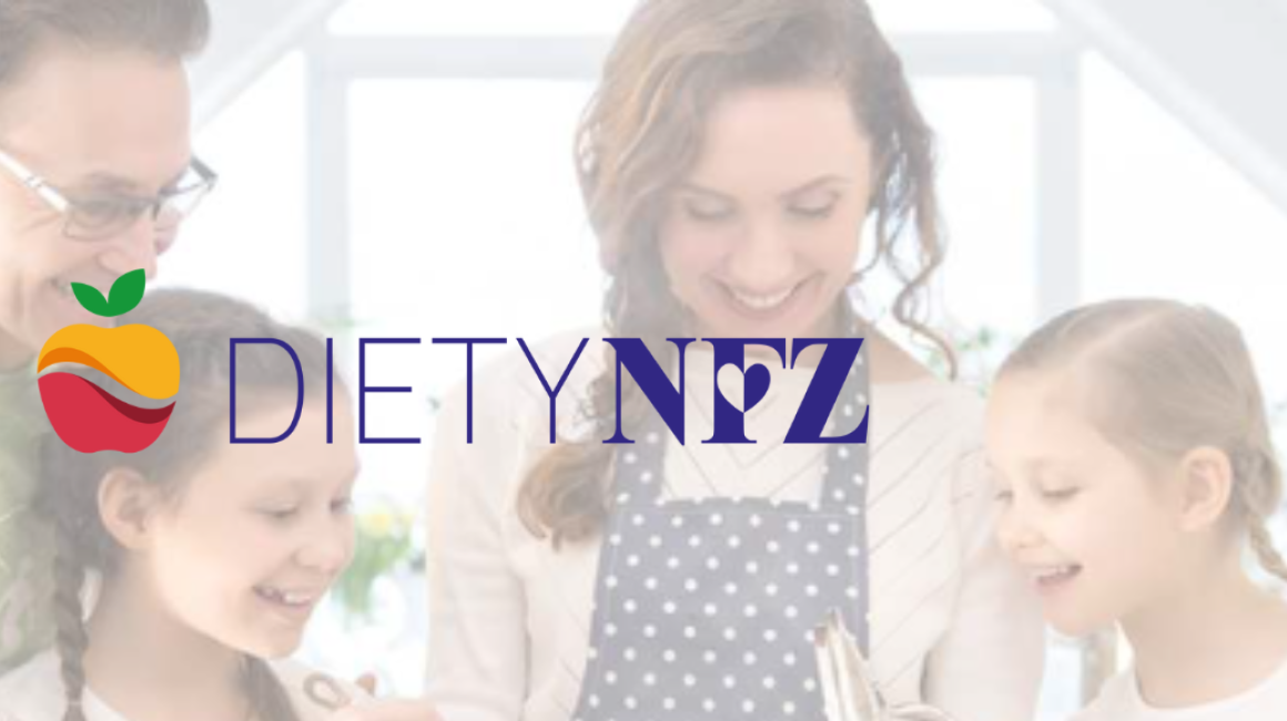 rodzina gotuje razem w kuchni