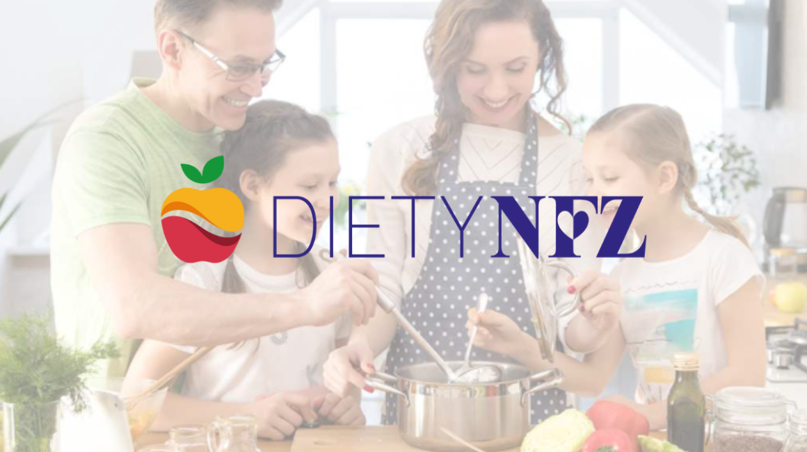 rodzina razem gotuje w kuchni