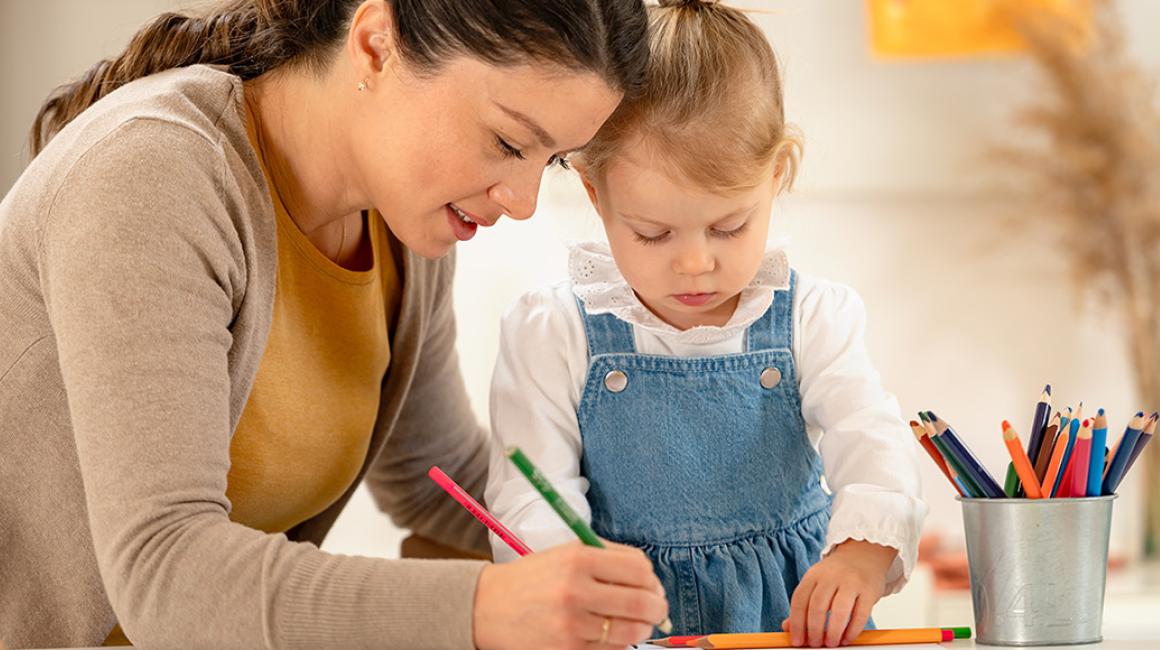 Kobieta rysuje z dziewczynką.