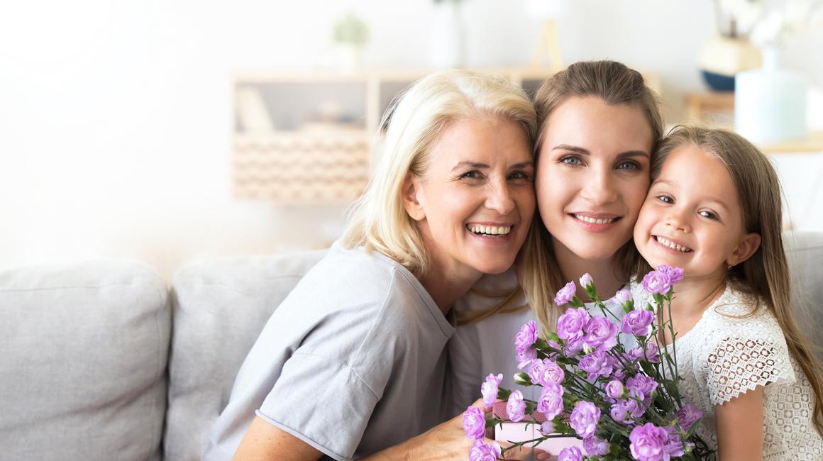 Babcia, matka córka i fioletowe kwiaty