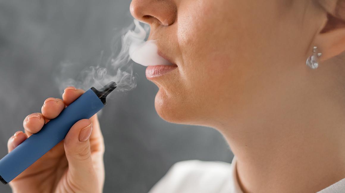 kobieta pali e-papierosa